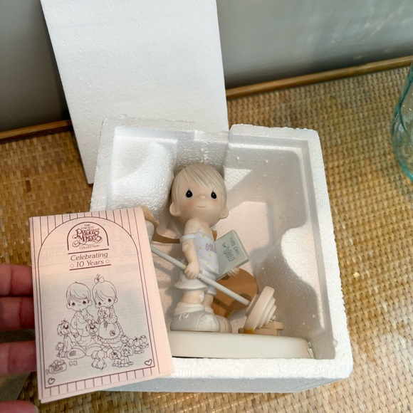 Precious Moments "Believe the Impossible" 109847 Exclusive Figurine new in box - Picture 8 of 11